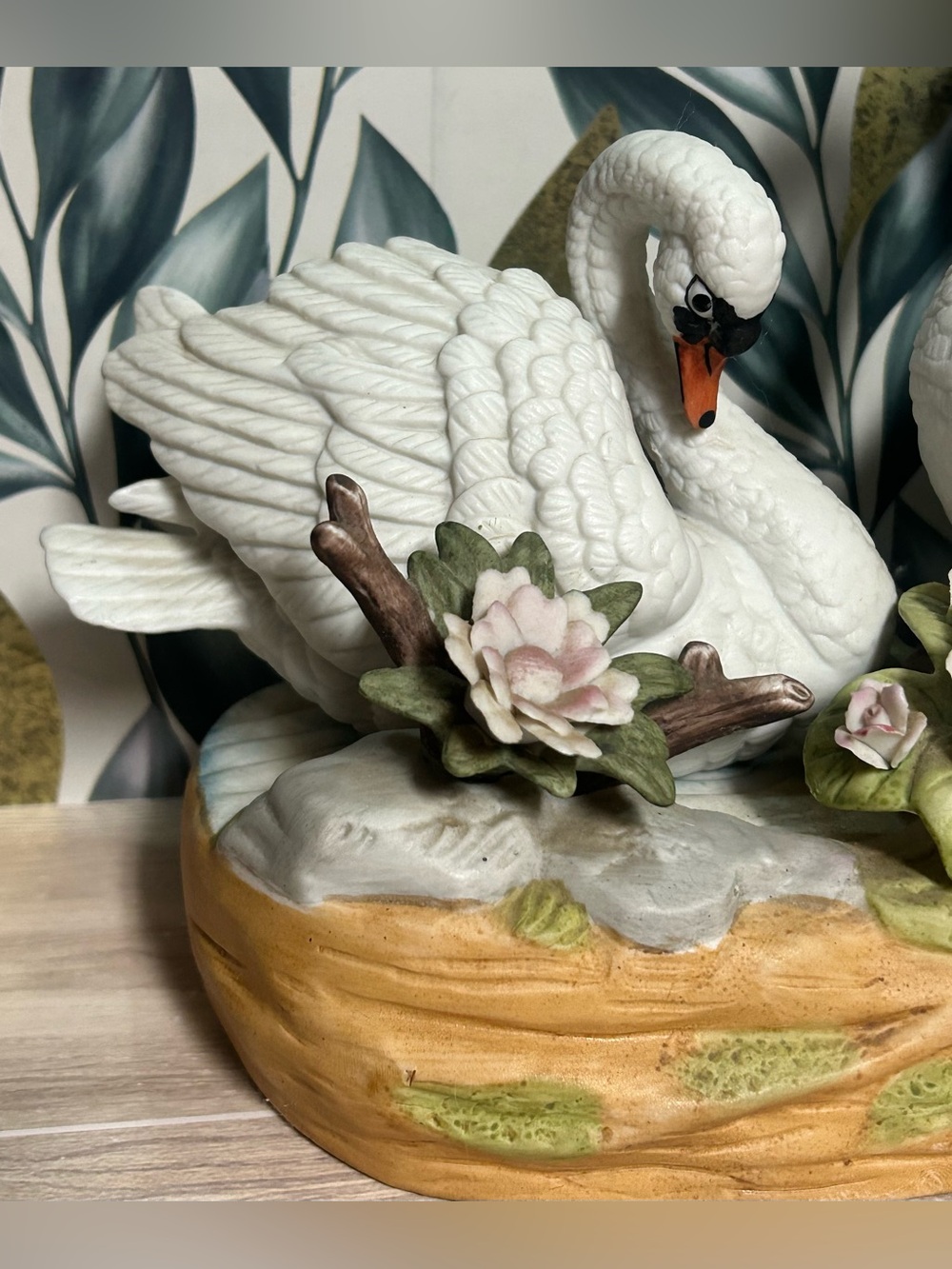 Vintage Wellington Collection Porcelain Swan Music Box Figurine - Picture 7 of 11